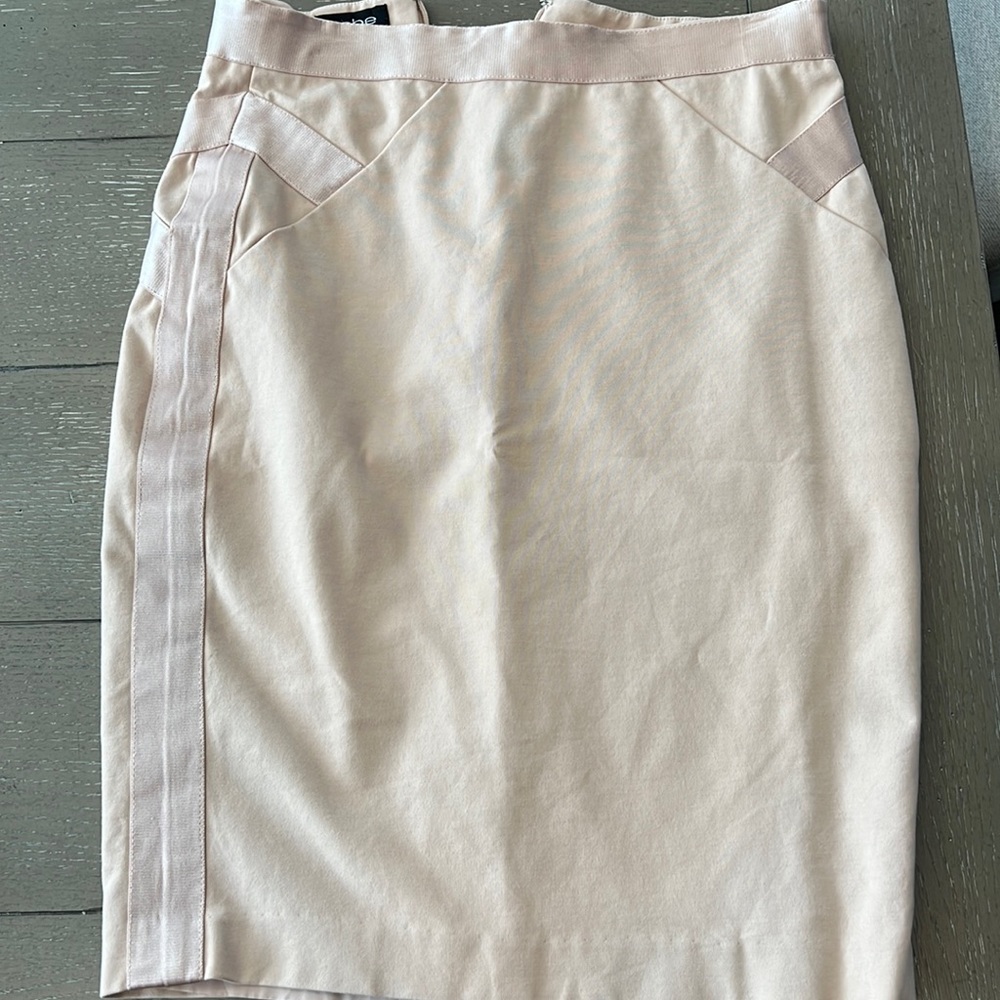 Bebe light pink pencils skirt. Looks great on!!